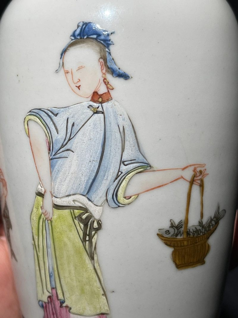 清乾隆 粉彩人物纹莱菔瓶 - 图4