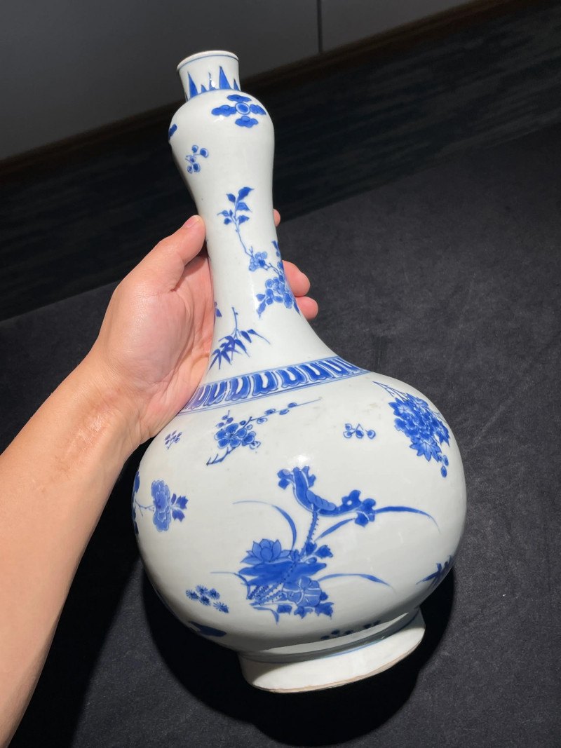 明崇祯 青花折枝花卉纹蒜头瓶 - 图2