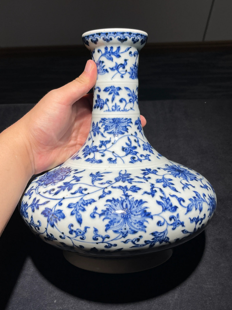 清乾隆 青花缠枝莲纹弦纹荸荠瓶 - 图2