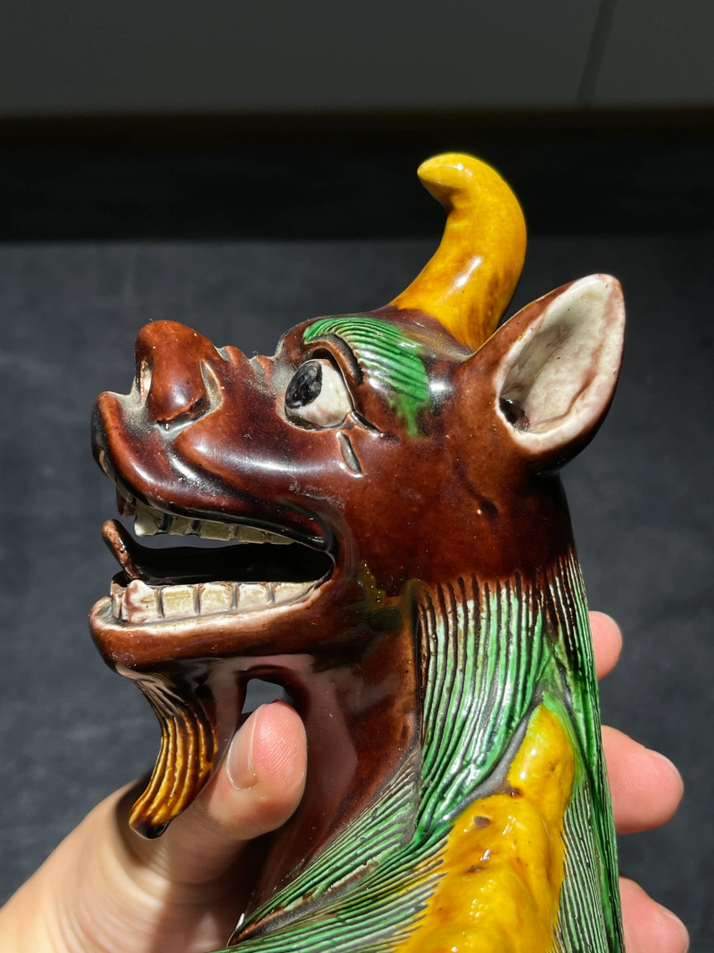 清中期 素三彩獬豸瓷塑一对 - 图5