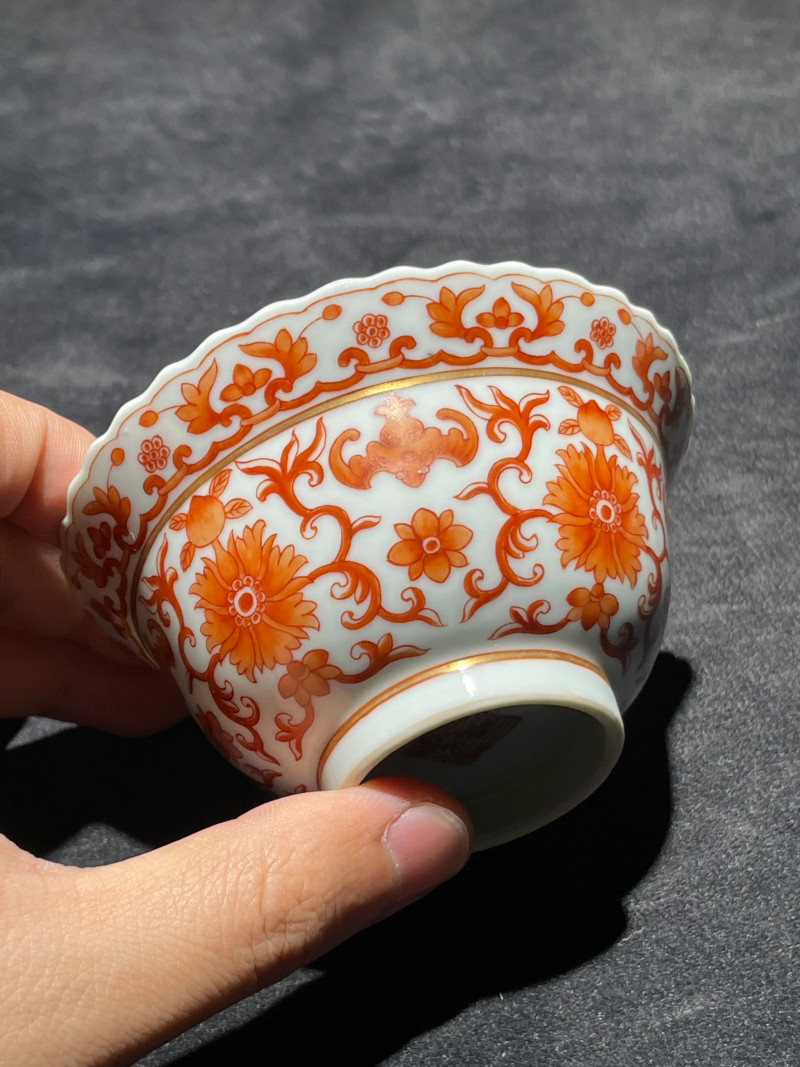 清道光 矾红缠枝莲纹花口茶园 - 图3