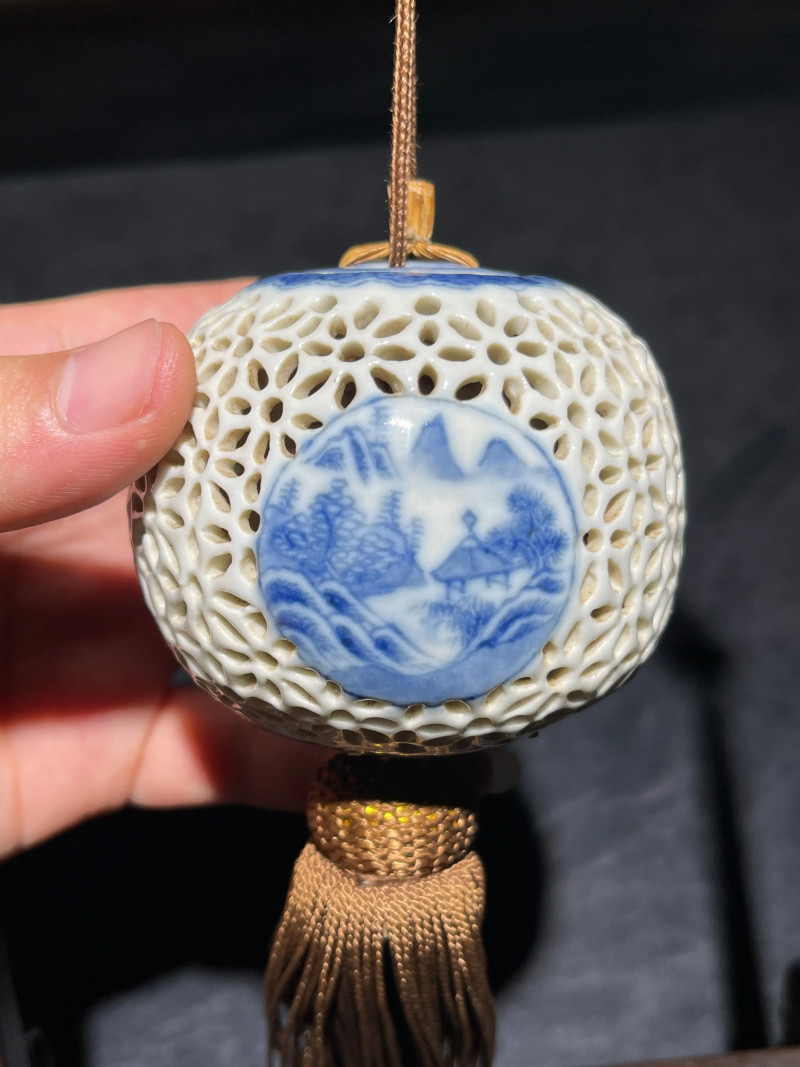 清乾隆 青花山水人物纹镂空香囊 - 图4