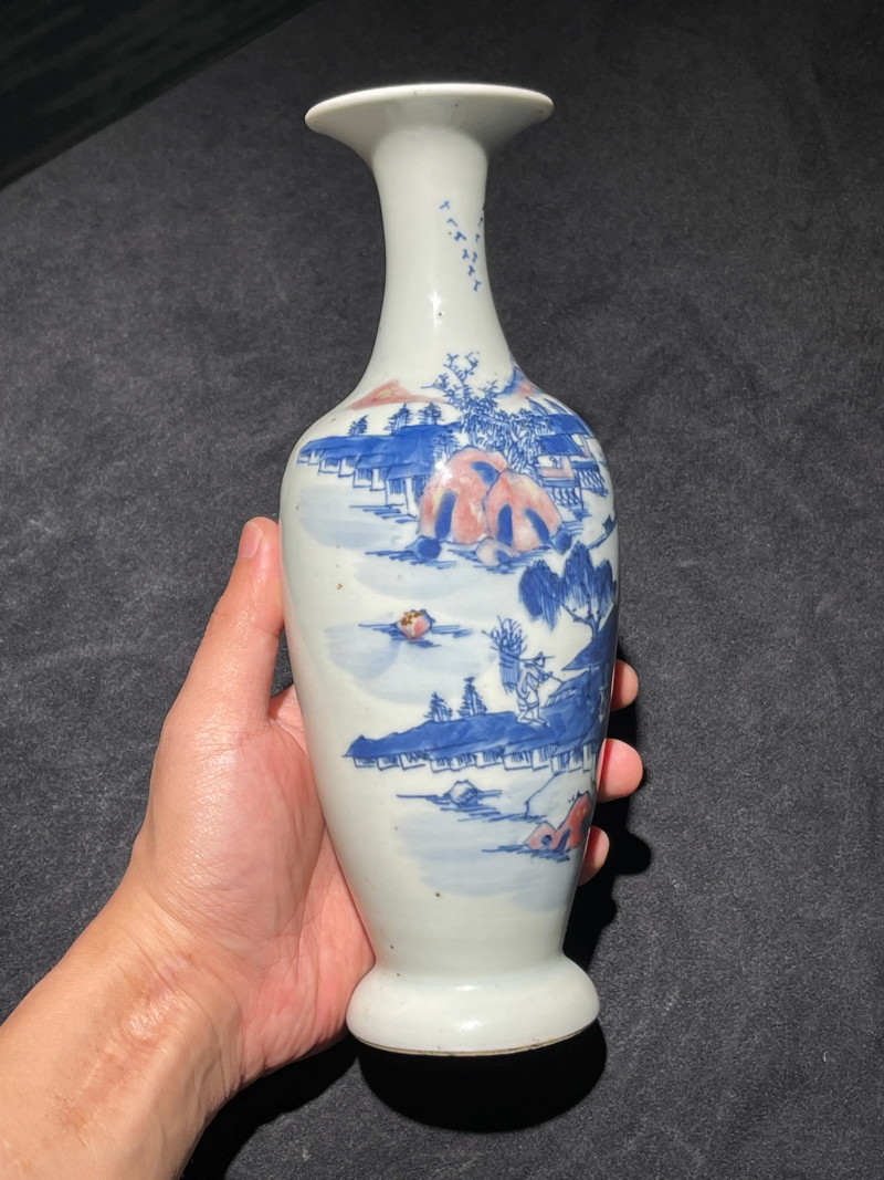 清晚期 青花釉里红山水纹柳叶瓶 - 图3