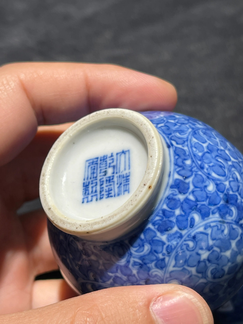 清晚期 青花花卉纹小天球瓶一对 - 图8