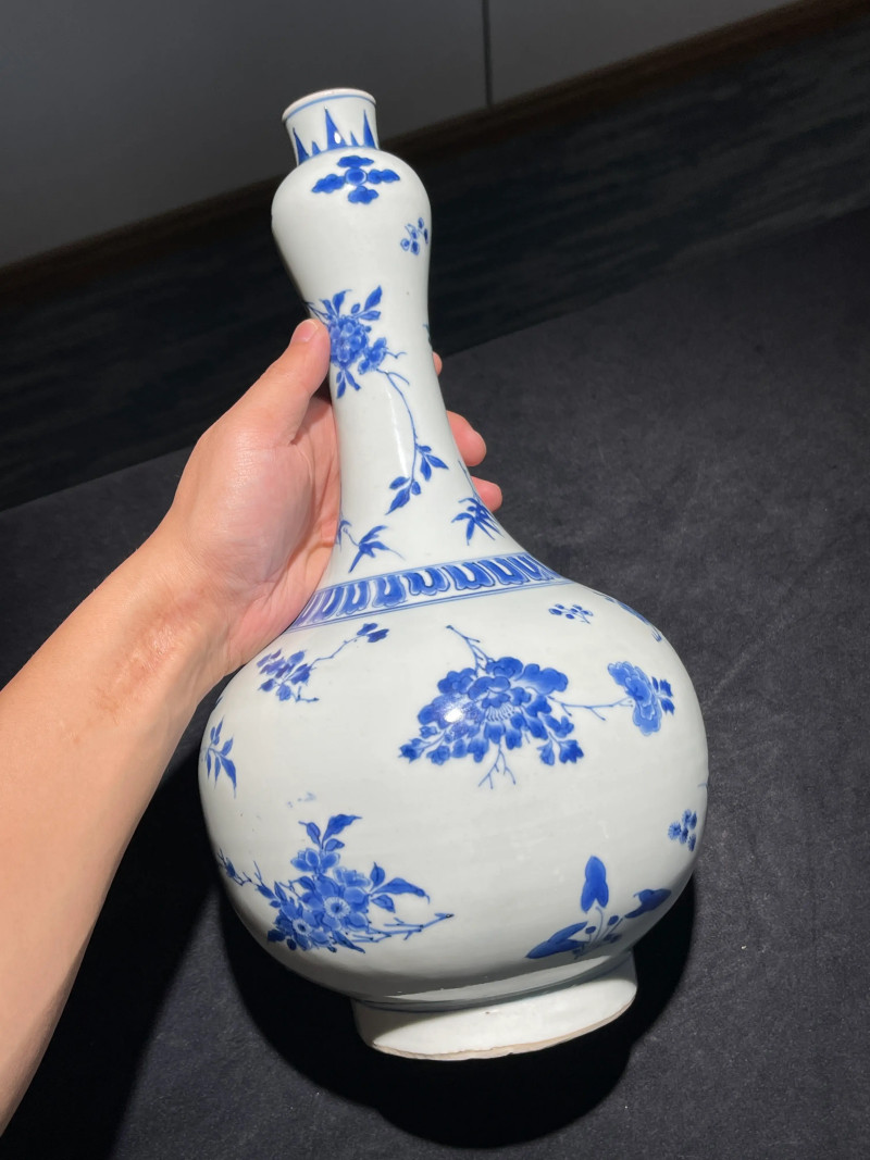 明崇祯 青花折枝花卉纹蒜头瓶 - 图3
