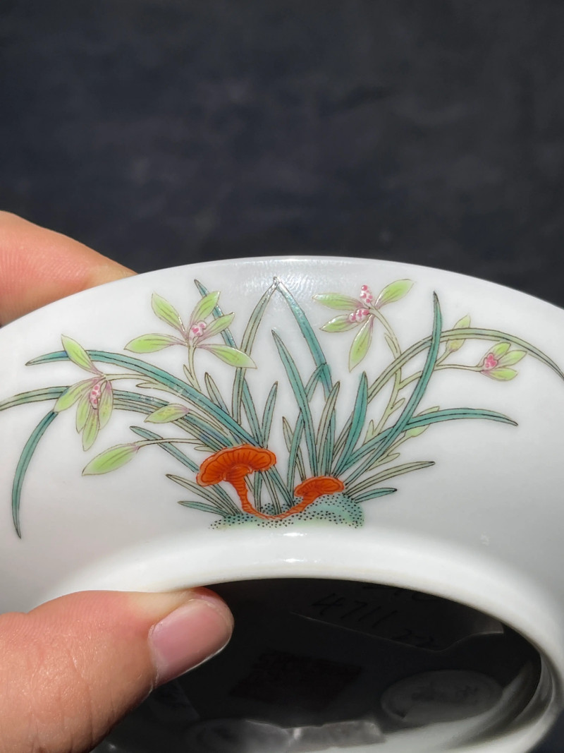 清代 粉彩花卉纹盘 - 图4