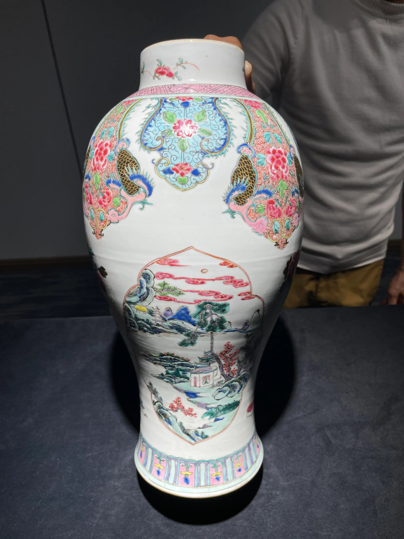 清雍正 粉彩花卉开光山水纹盖瓶一对 - 图5