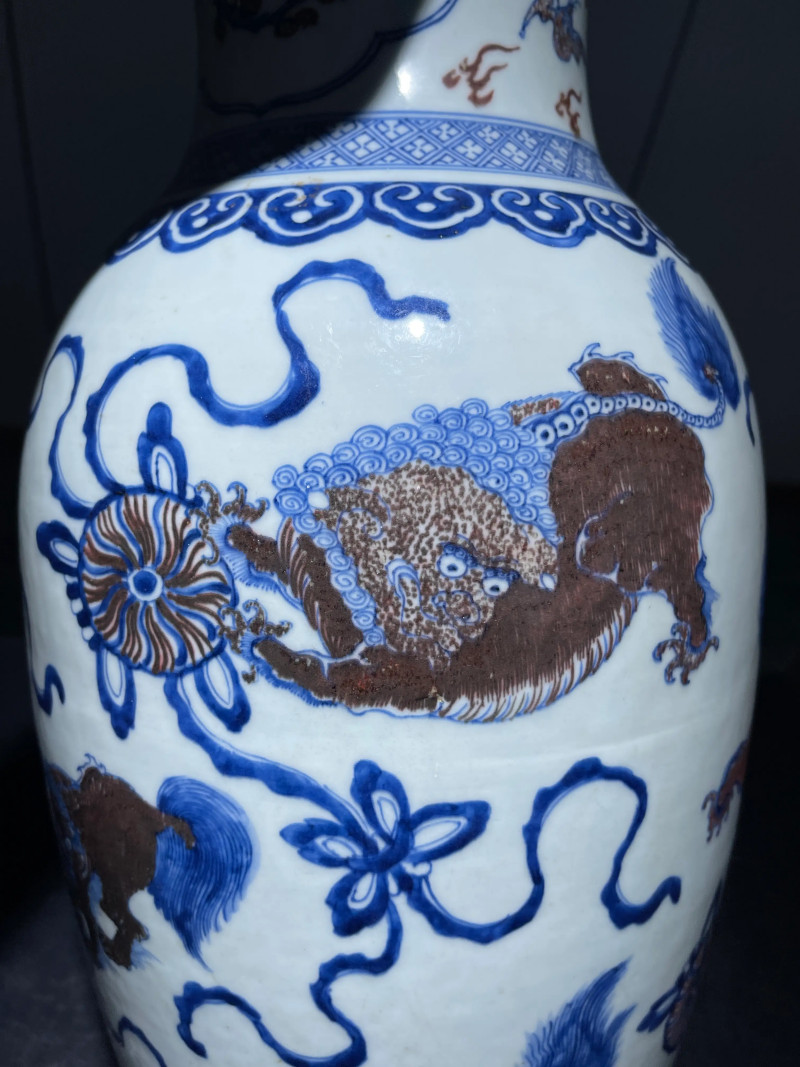 清乾隆 青花釉里红狮子绣球纹观音瓶 - 图10