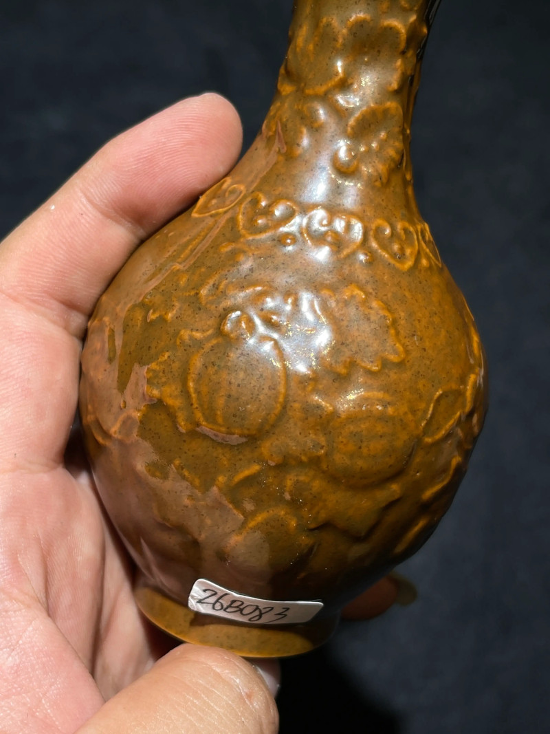 清乾隆 紫金釉模印瓜瓞连绵纹花口瓶 - 图5