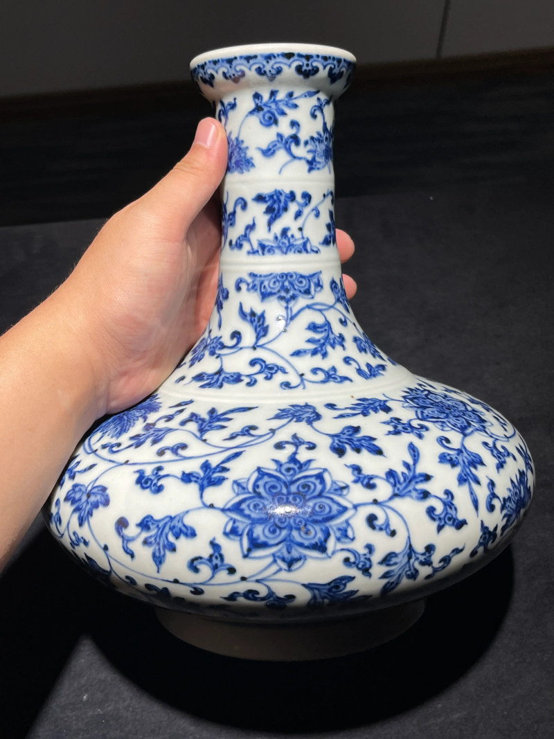清乾隆 青花缠枝莲纹弦纹荸荠瓶 - 图3