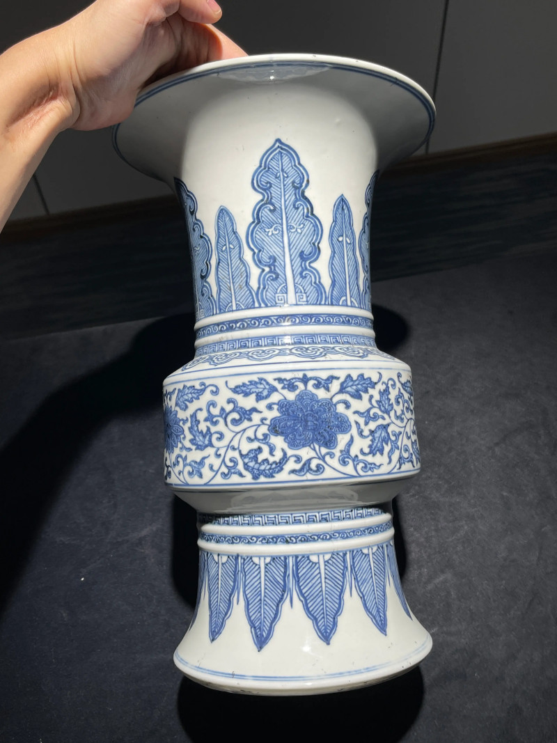 清乾隆 青花缠枝莲纹花觚 - 图2