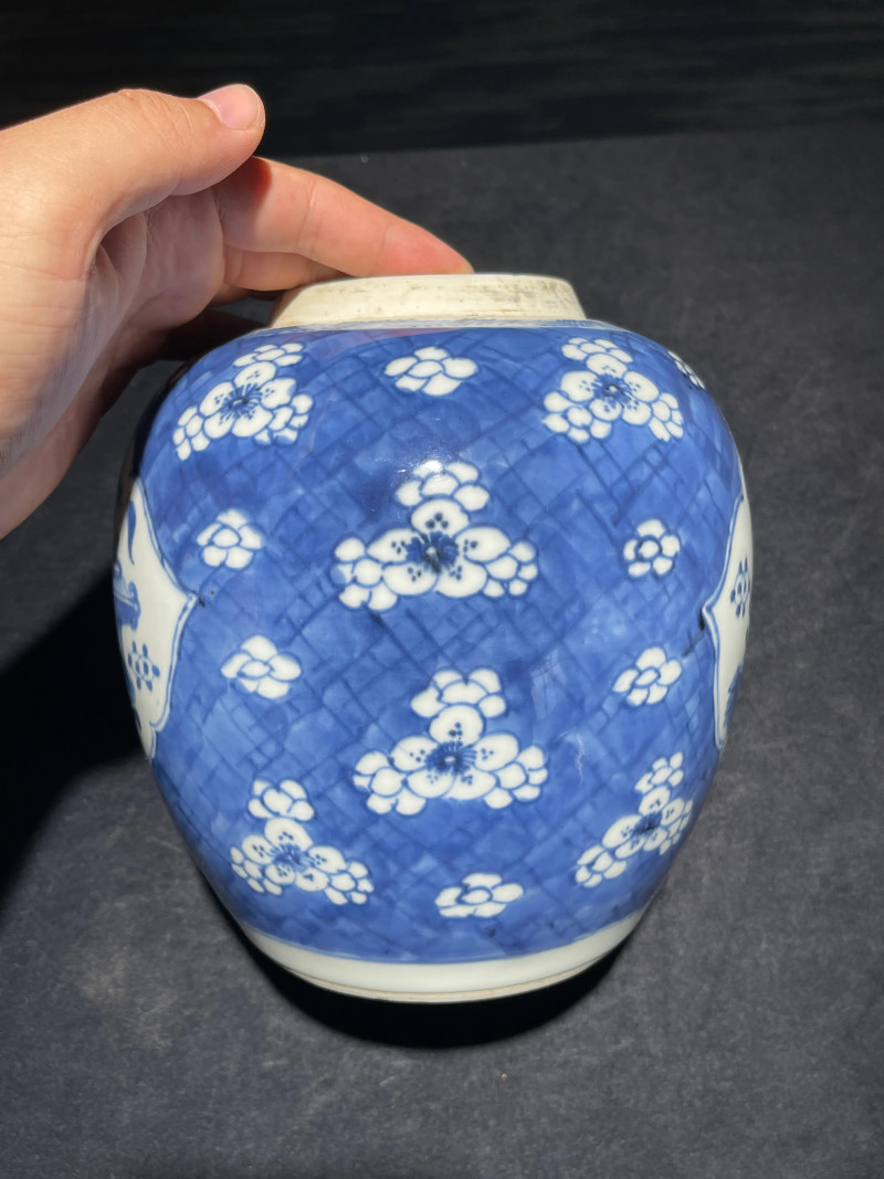 清康熙 青花冰梅开窗博古纹罐 - 图3