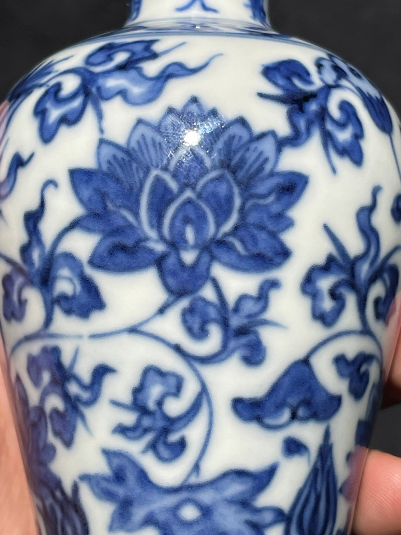 清雍正 青花缠枝花卉纹梅瓶 - 图9