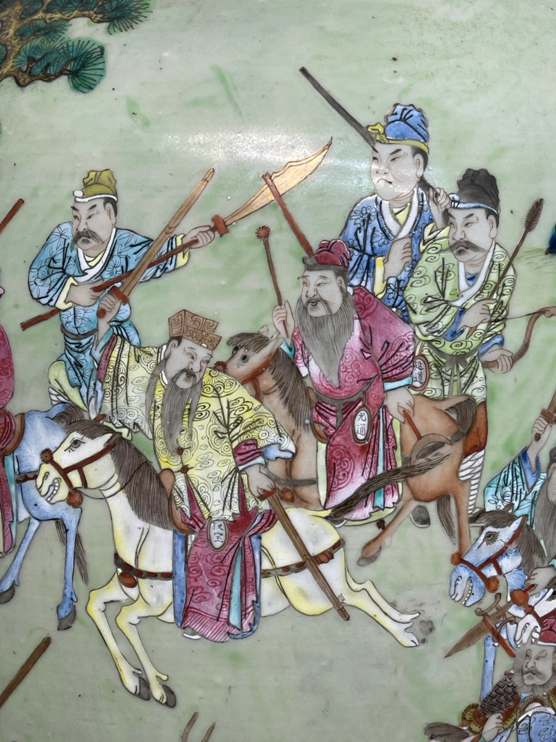 清乾隆 粉彩隋唐英雄纹大地瓶 - 图7