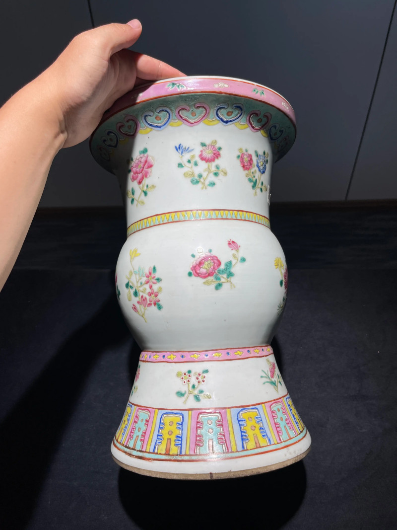 清晚期 粉彩花卉纹花觚一对 - 图13