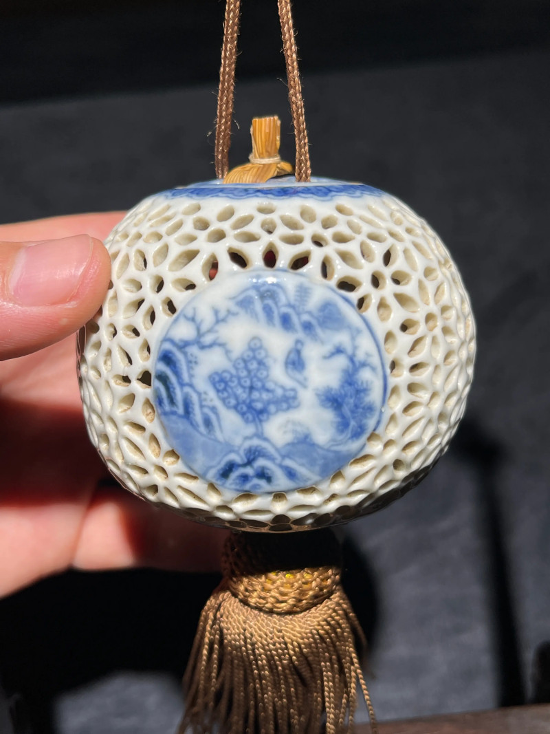 清乾隆 青花山水人物纹镂空香囊 - 图5