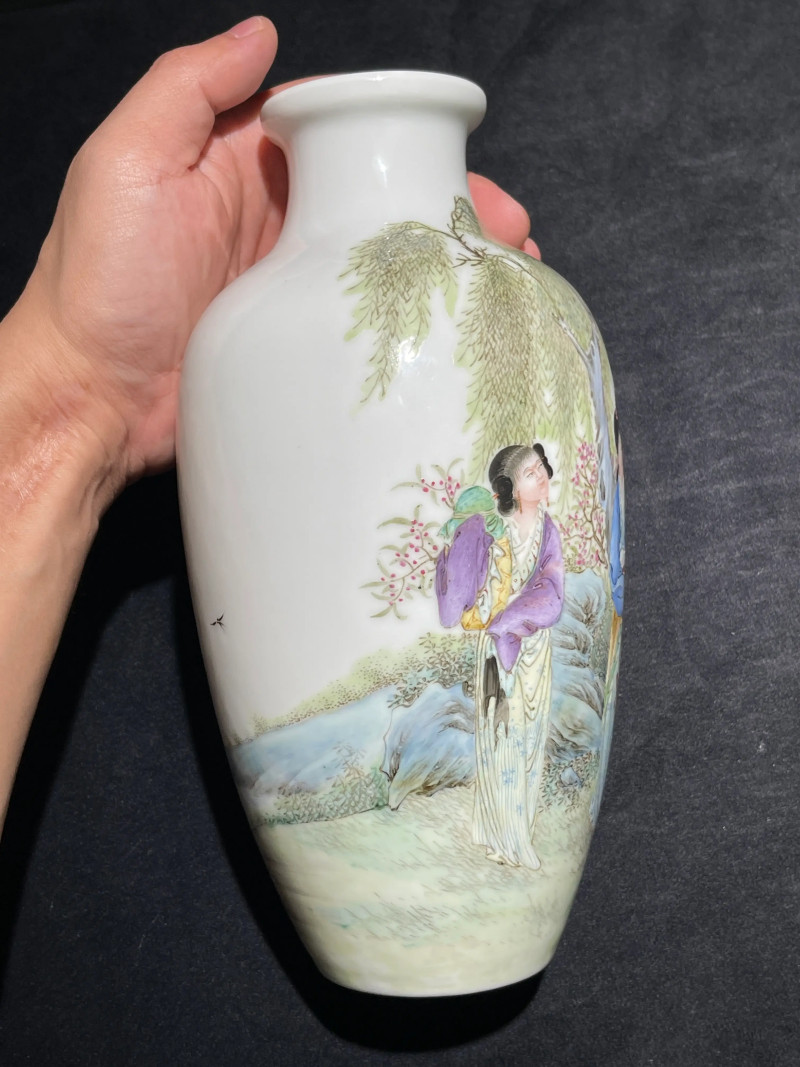 民国 “居仁堂”款粉彩仕女纹瓶 - 图5