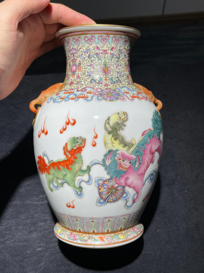 50年代 粉彩狮子绣球纹铺首尊 - 图2