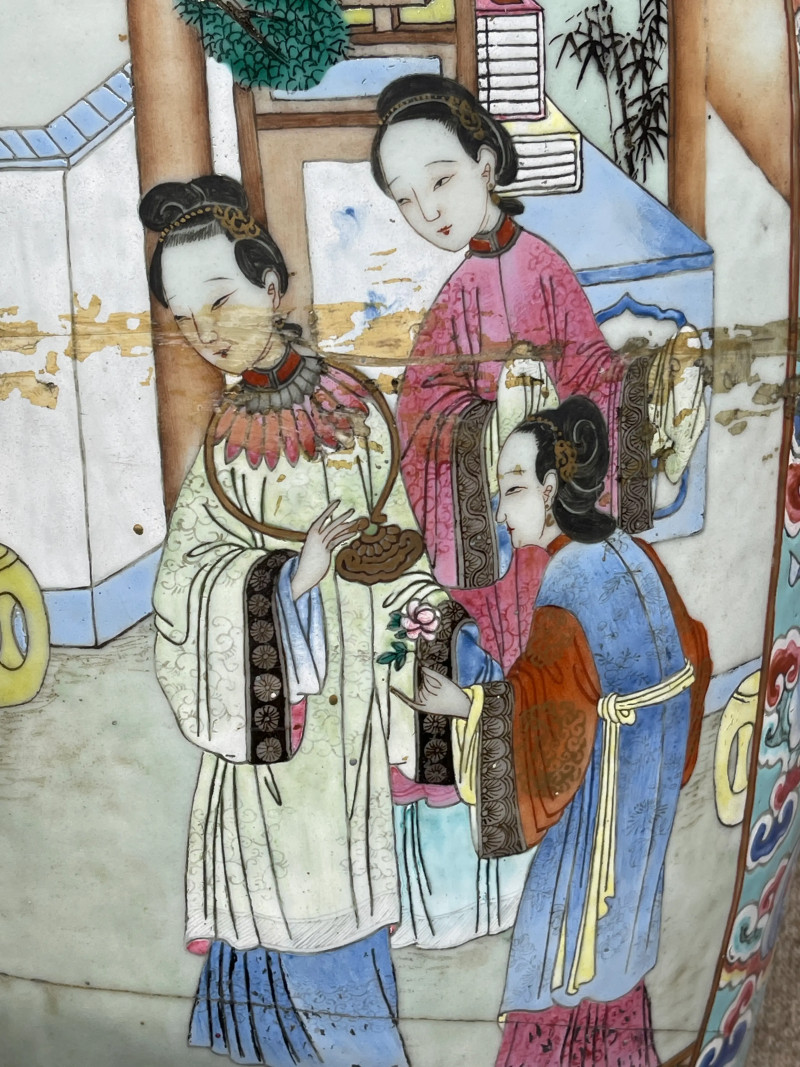 清乾隆 粉彩仕女纹大瓶一对 - 图7