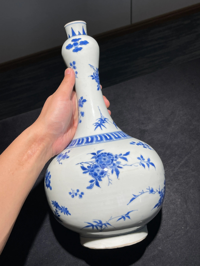 明崇祯 青花折枝花卉纹蒜头瓶 - 图4