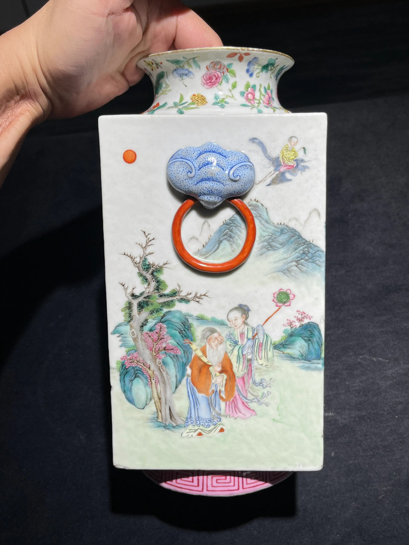 清嘉庆 粉彩群仙祝寿纹琮式瓶 - 图5
