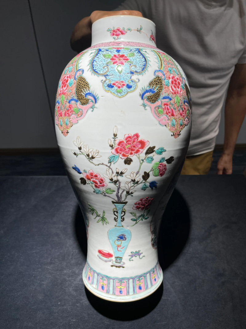 清雍正 粉彩花卉开光山水纹盖瓶一对 - 图6