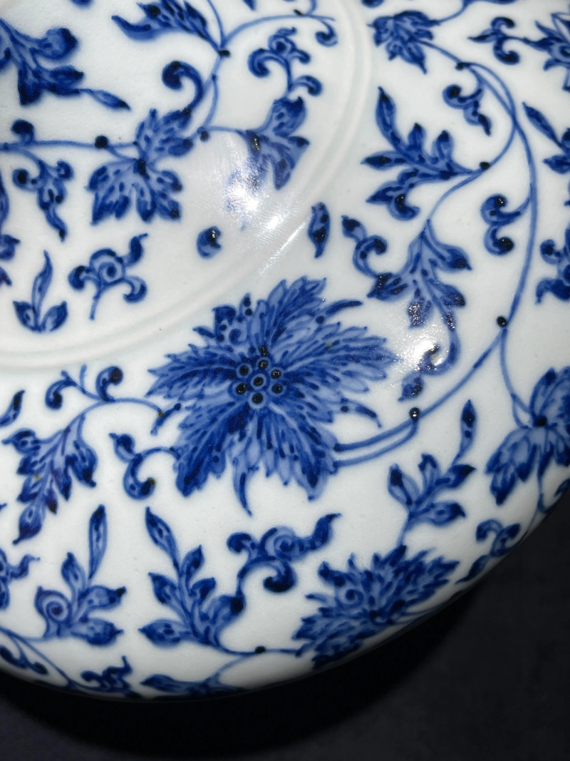 清乾隆 青花缠枝莲纹弦纹荸荠瓶 - 图4