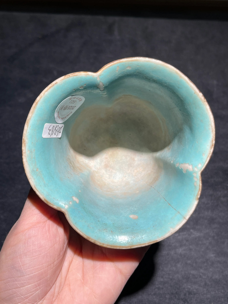 清乾隆 绿地扎道粉彩花卉纹海棠杯 - 图8