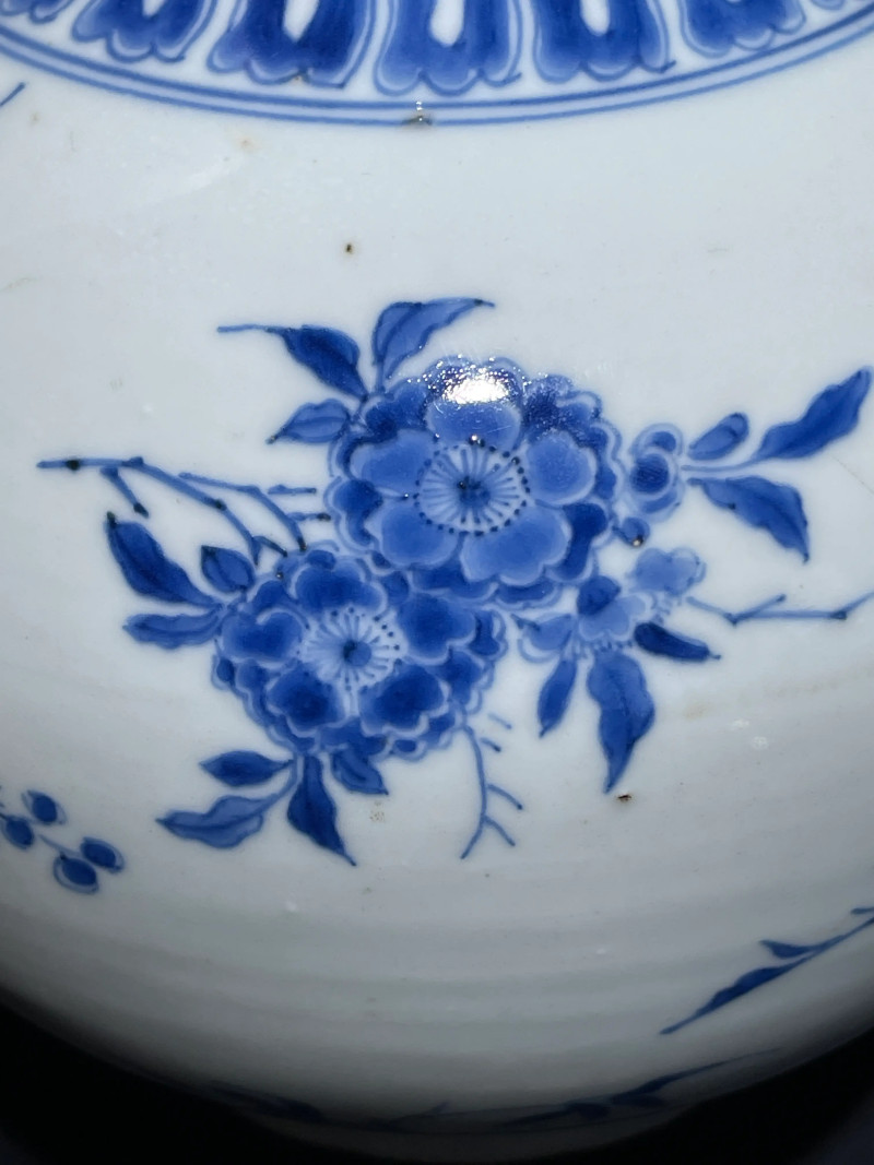 明崇祯 青花折枝花卉纹蒜头瓶 - 图5