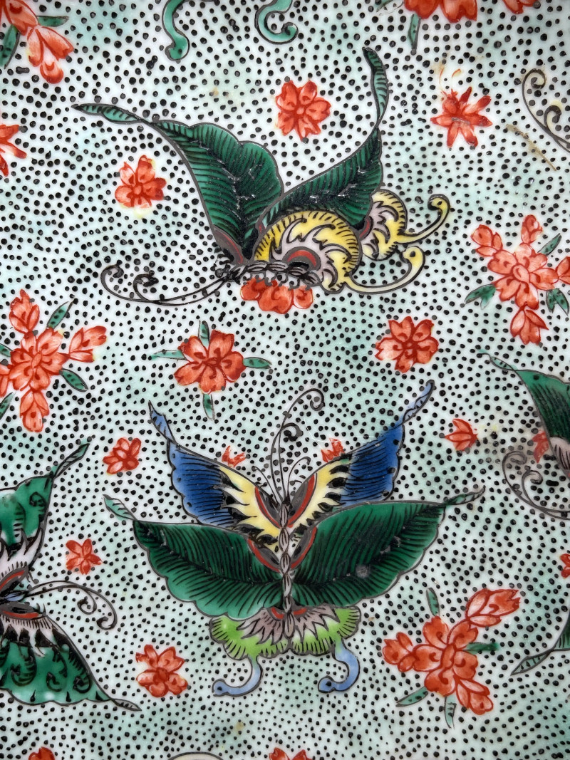 清晚期 五彩花蝶纹盘一对 - 图3