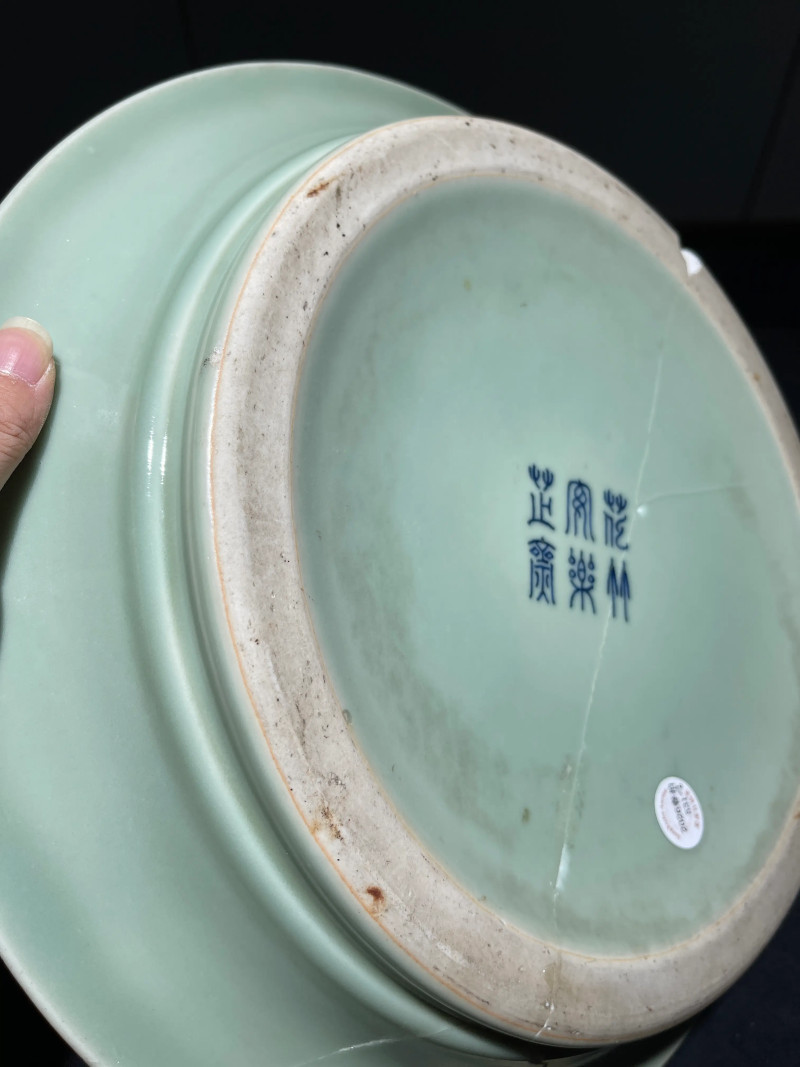 清代 青釉折沿洗、五彩棒槌瓶一组二件 - 图6