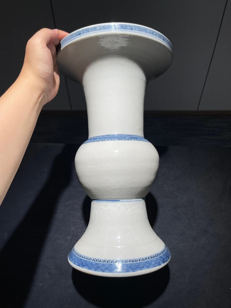 清乾隆 青花几何纹花觚一对 - 图2