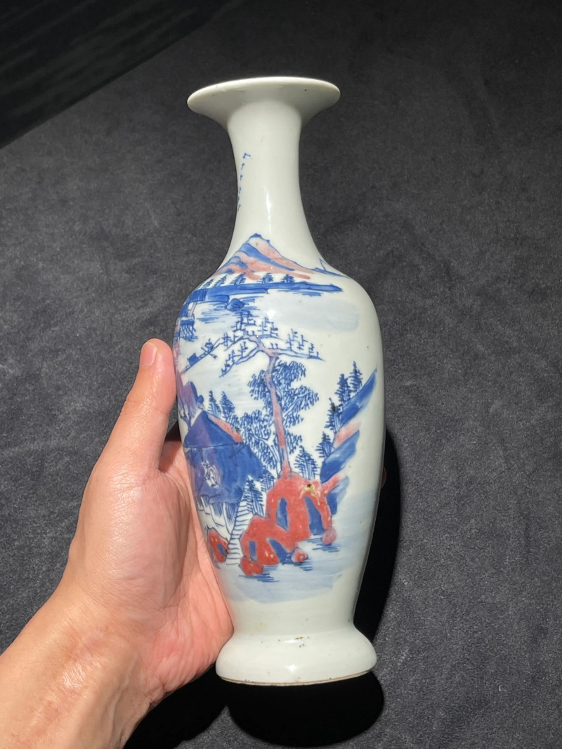 清晚期 青花釉里红山水纹柳叶瓶 - 图5