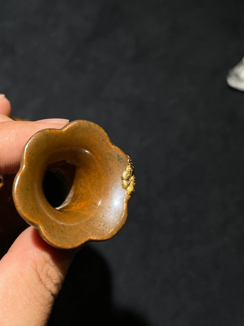 清乾隆 紫金釉模印瓜瓞连绵纹花口瓶 - 图7