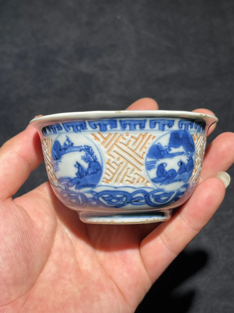 明晚期 青花人物暗刻万字纹杯 - 图2