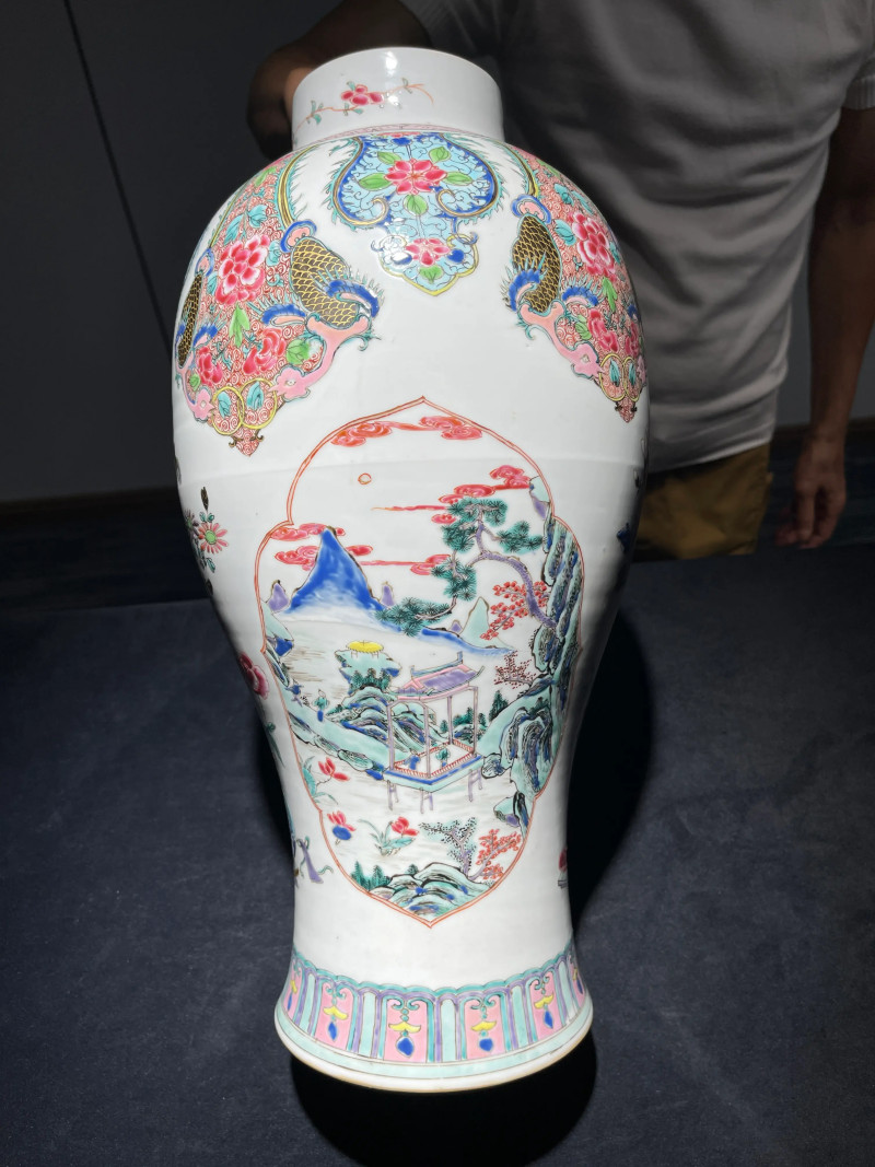 清雍正 粉彩花卉开光山水纹盖瓶一对 - 图7