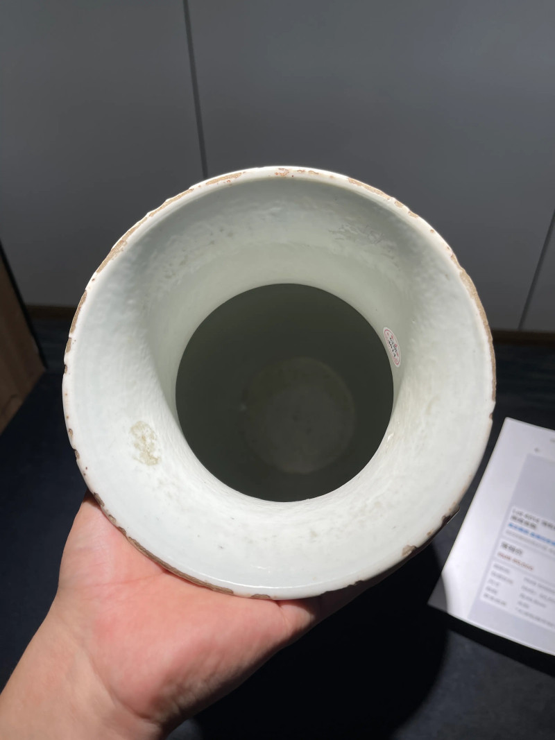 清乾隆 青花釉里红狮子绣球纹观音瓶 - 图12