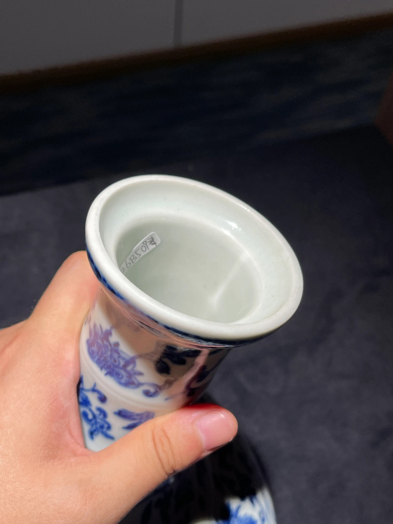 清乾隆 青花缠枝莲纹弦纹荸荠瓶 - 图5