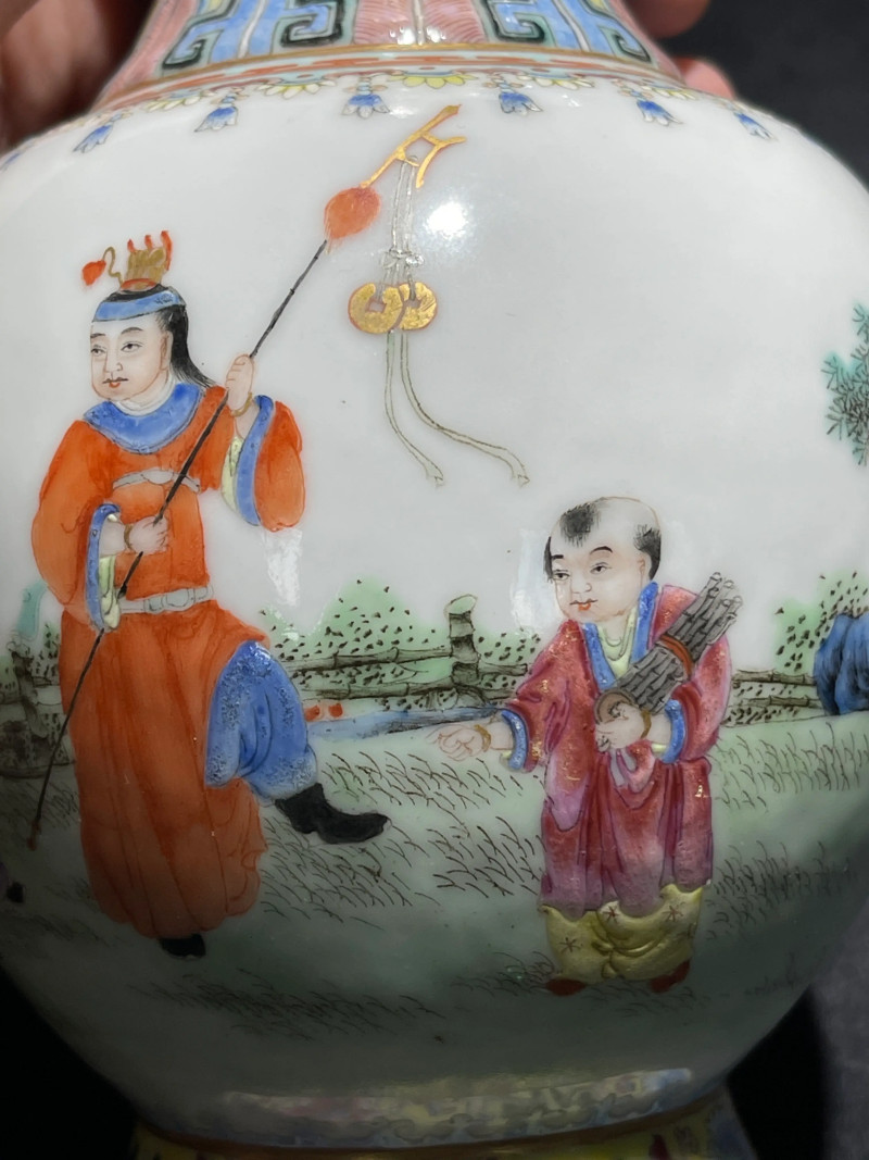 民国 粉彩婴戏纹双耳瓶一对 - 图6
