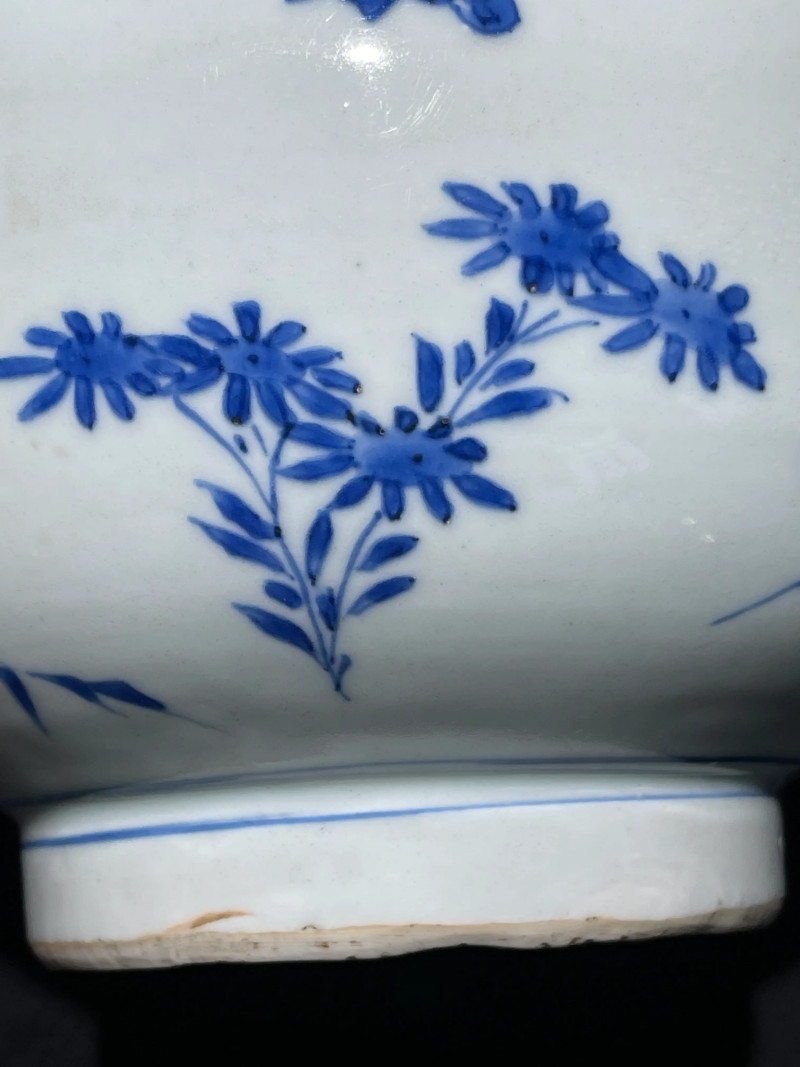 明崇祯 青花折枝花卉纹蒜头瓶 - 图6