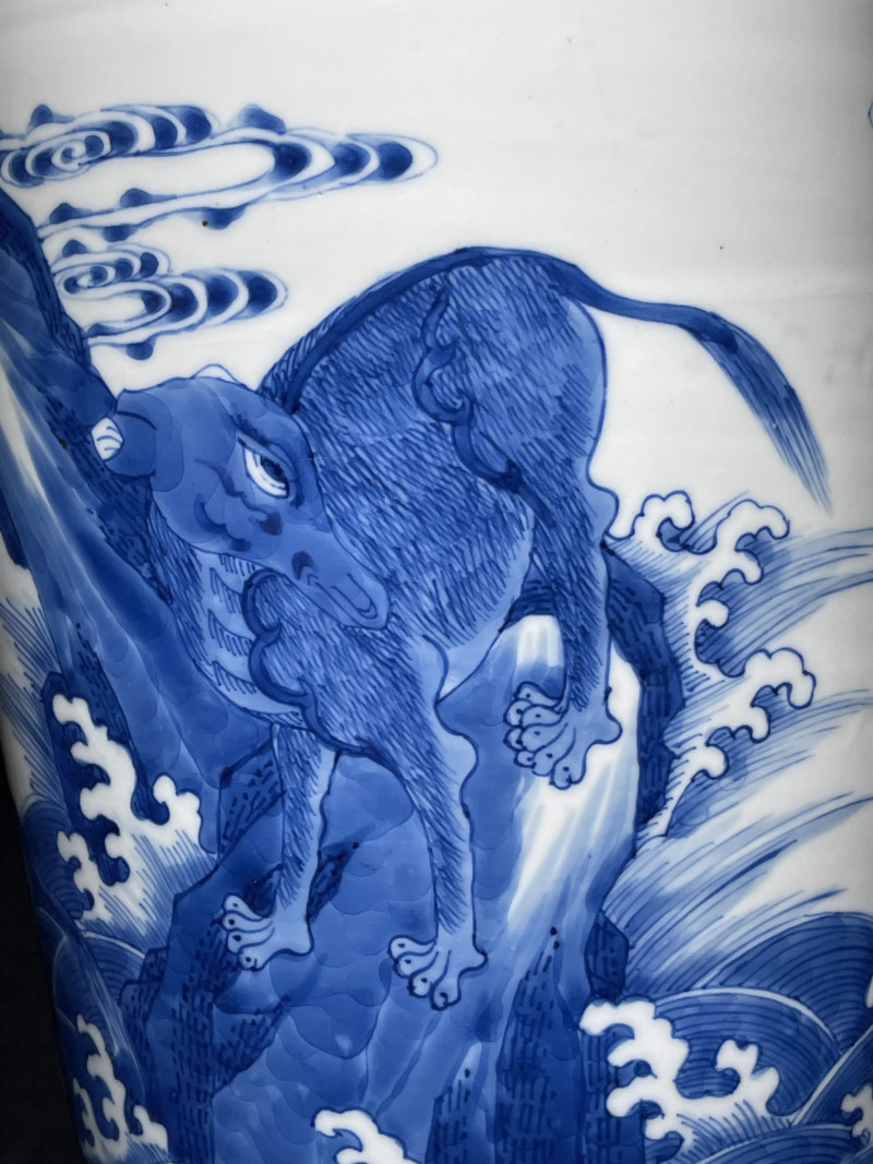 清康熙 青花海水瑞兽纹棒槌瓶 - 图5