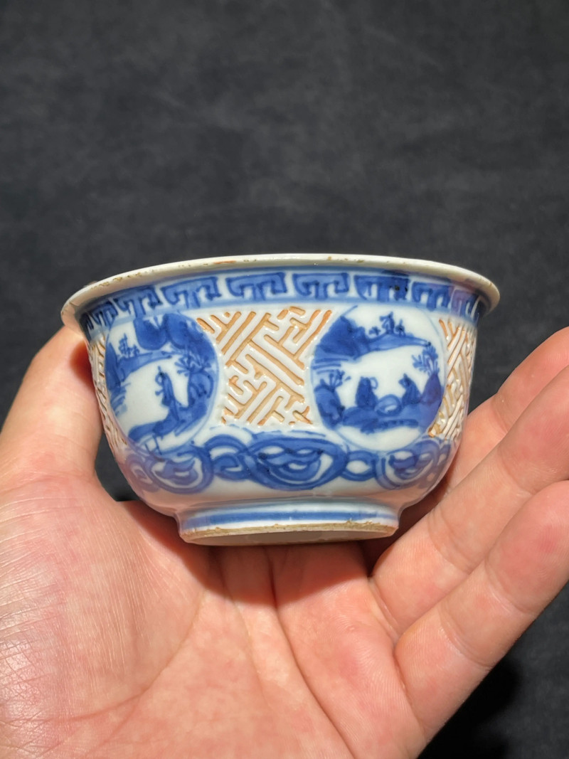 明晚期 青花人物暗刻万字纹杯 - 图3