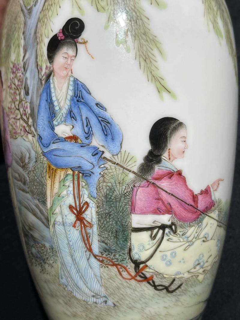 民国 “居仁堂”款粉彩仕女纹瓶 - 图7