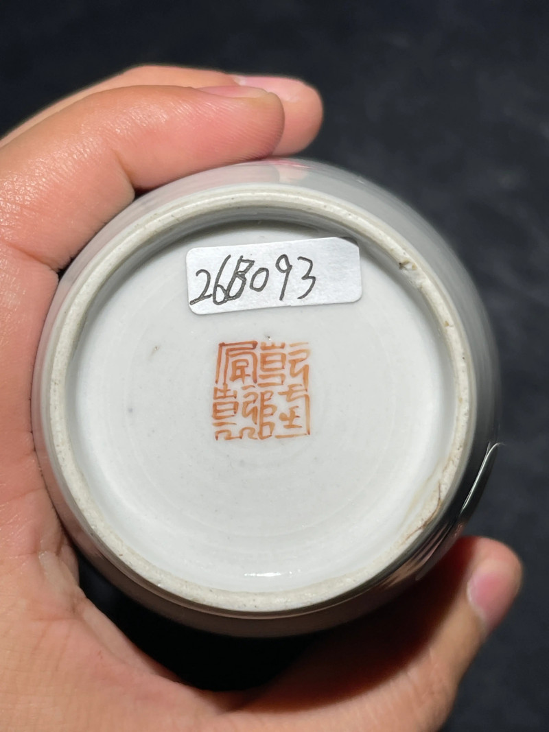 清乾隆 粉彩人物纹莱菔瓶 - 图8