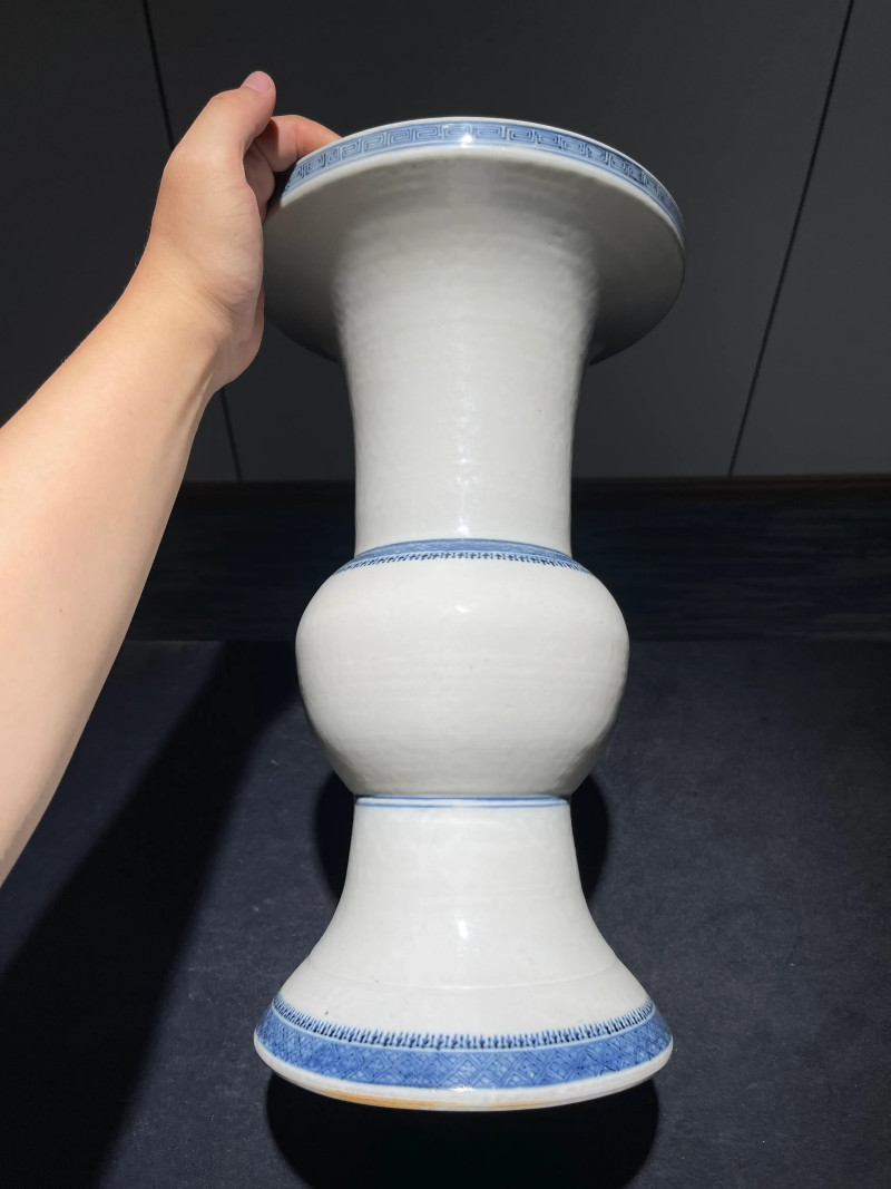 清乾隆 青花几何纹花觚一对 - 图3