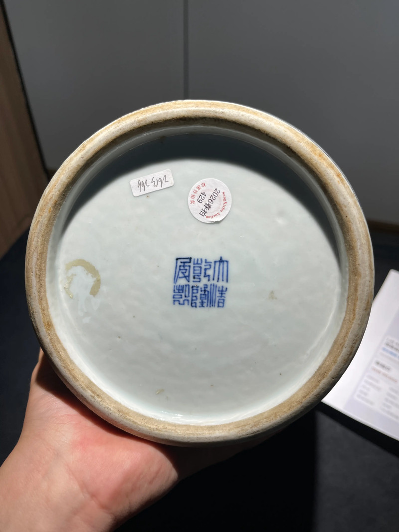 清乾隆 青花釉里红狮子绣球纹观音瓶 - 图13
