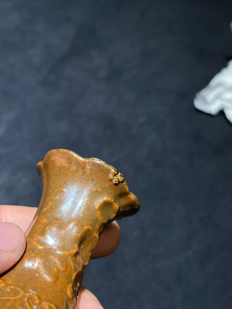 清乾隆 紫金釉模印瓜瓞连绵纹花口瓶 - 图8
