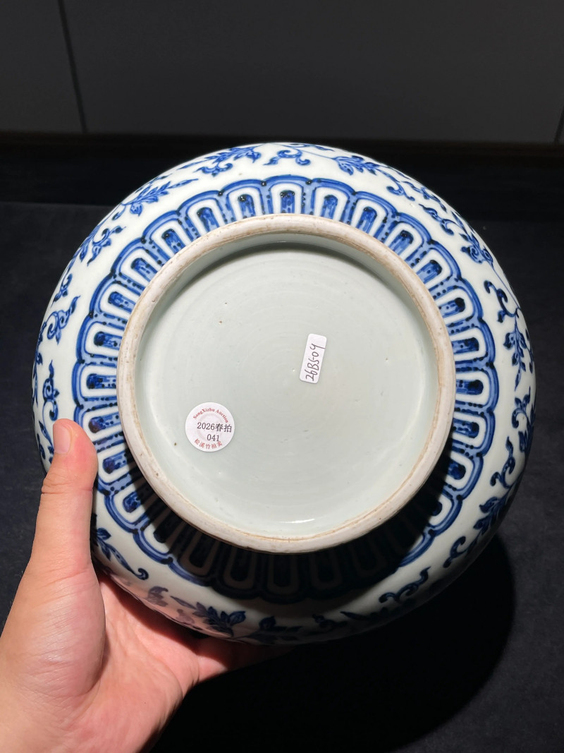 清乾隆 青花缠枝莲纹弦纹荸荠瓶 - 图6