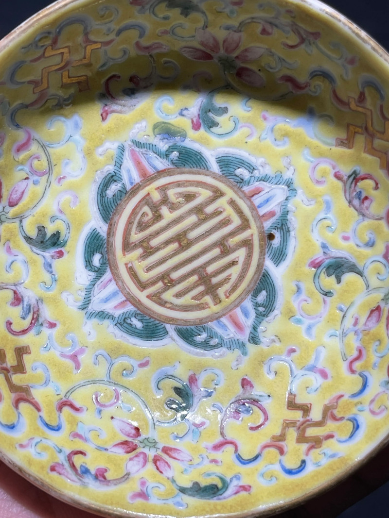 清光绪 黄地粉彩福寿万代纹小碟一对 - 图3