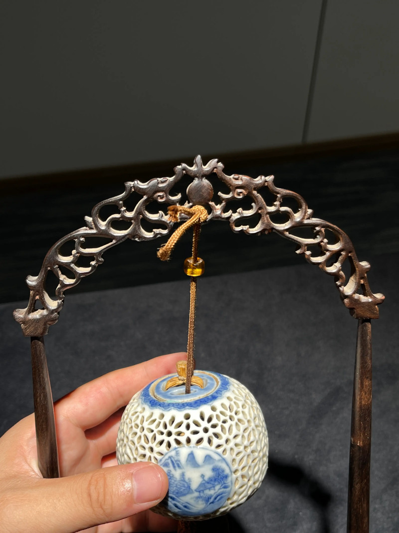 清乾隆 青花山水人物纹镂空香囊 - 图8